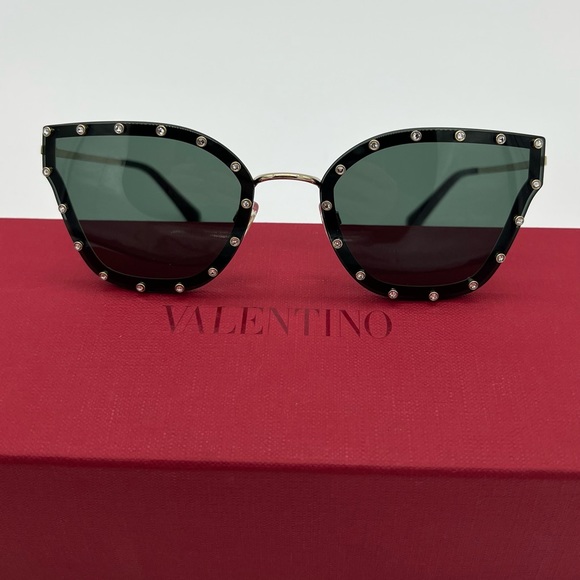 Authentic Valentino Garavani Crystal rockstuds black frame Sunglasses - Picture 3 of 17